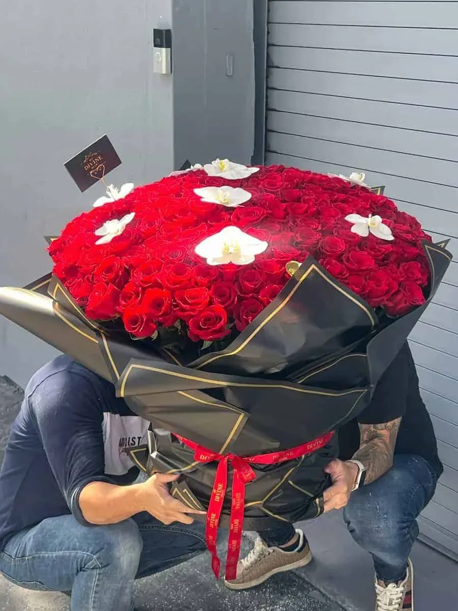 Ramo Épico de 200 Rosas Premium con Orquídeas