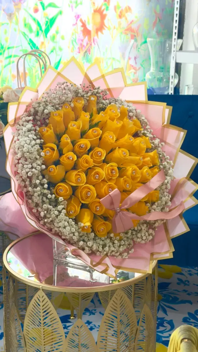 Bright delight (50 roses)