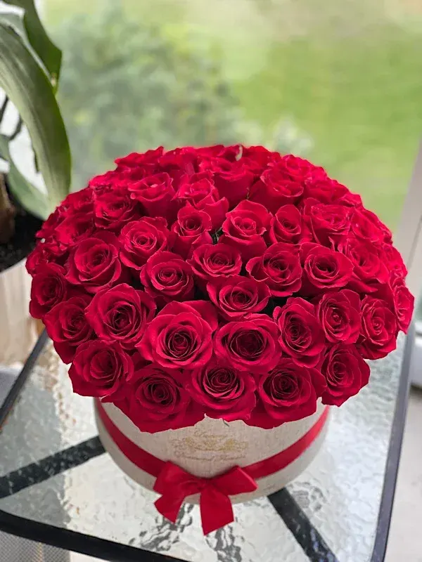 100 Roses in box fresh cut