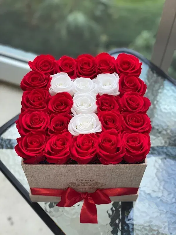 Beverly Hills Personalized 25 preserved roses White box