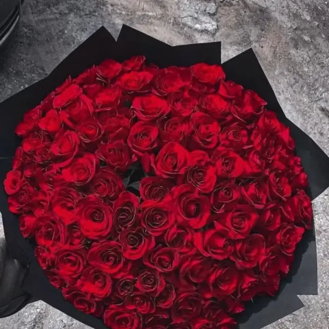 100 wrapped roses