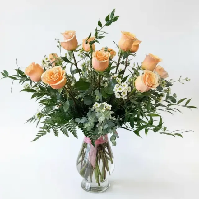 Classic Dozen Peach Roses in Vase