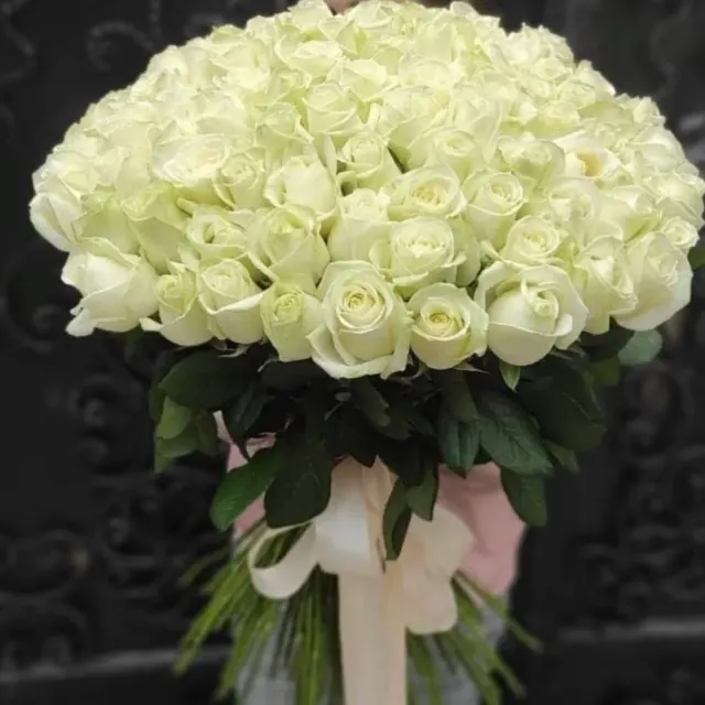 100 White Roses Bouquet