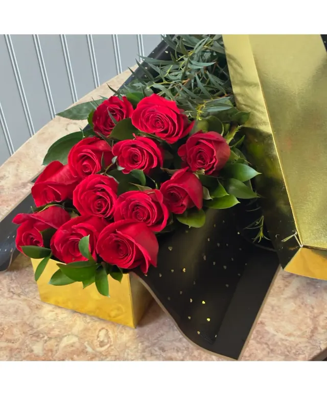 Classic 1 Dozen Red Roses in A Gold Box