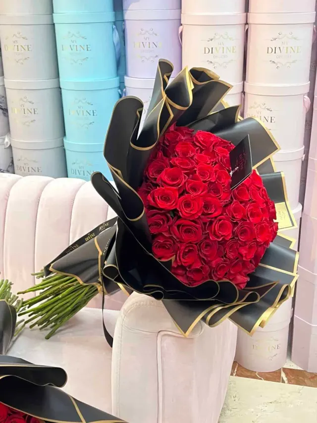 Ramo de Mano 100 Rosas de Tallo Largo