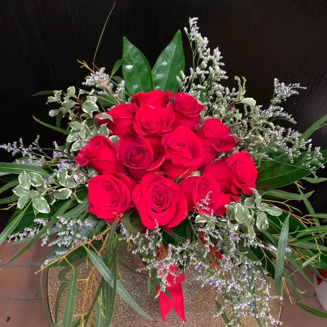 Dozen Low & Lush Red Roses