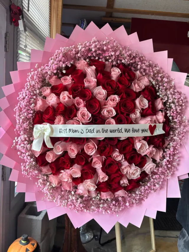100 Roses with a Cloud Rim for the Queen