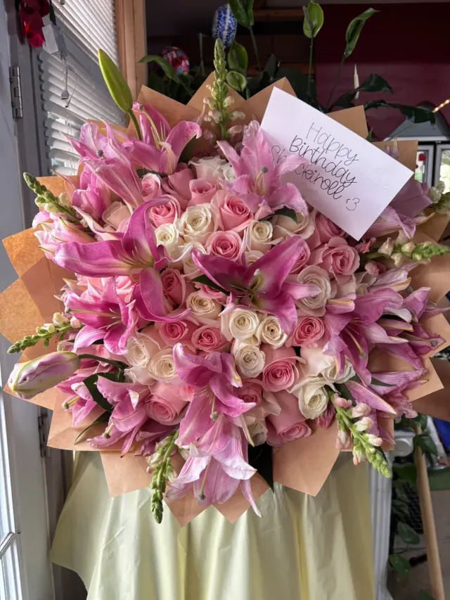 50 Roses with a Lily Rim