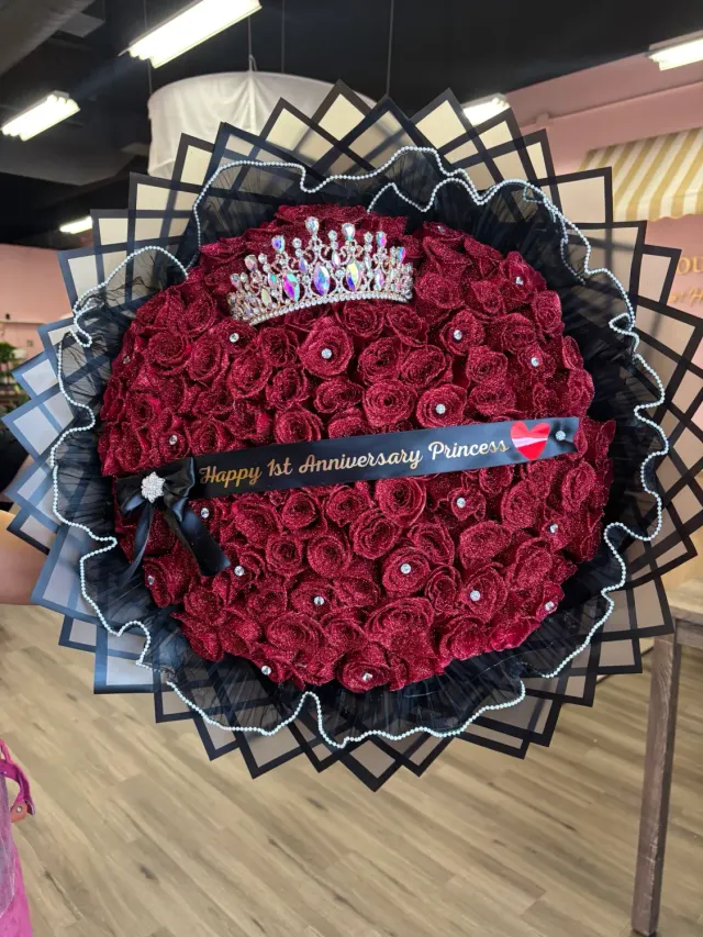 100 Long-Stem Roses with a Crown