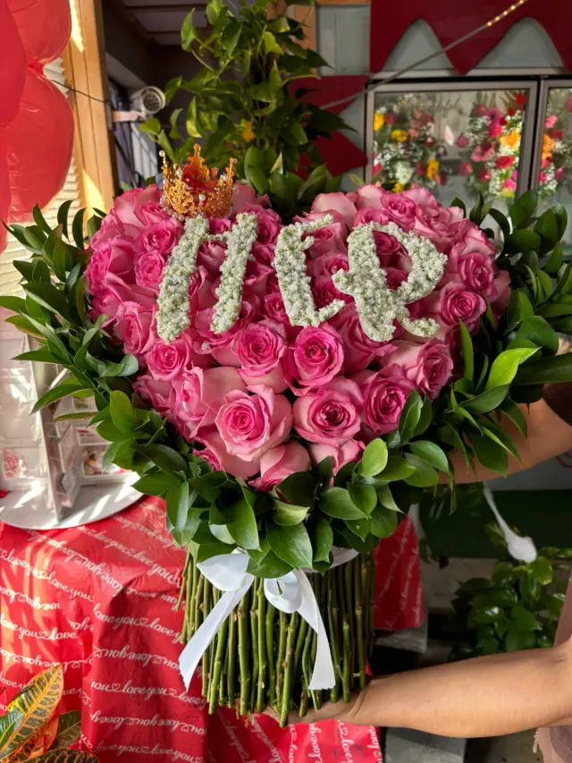 Small Standing Heart of Roses