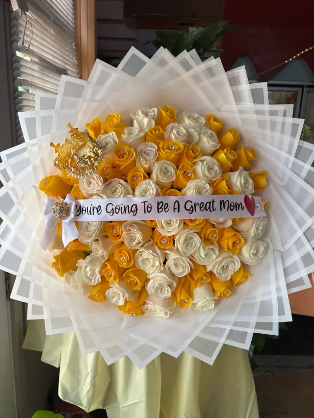 75 White and Yellow Diamond Roses