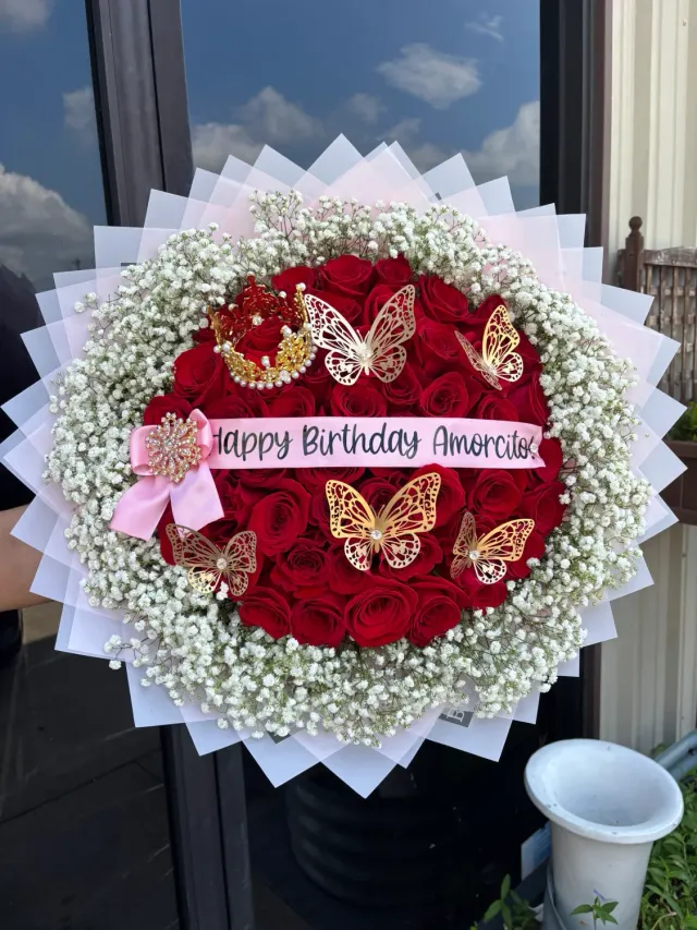 50 Finest Red Roses with a Baby's-Breath Rim