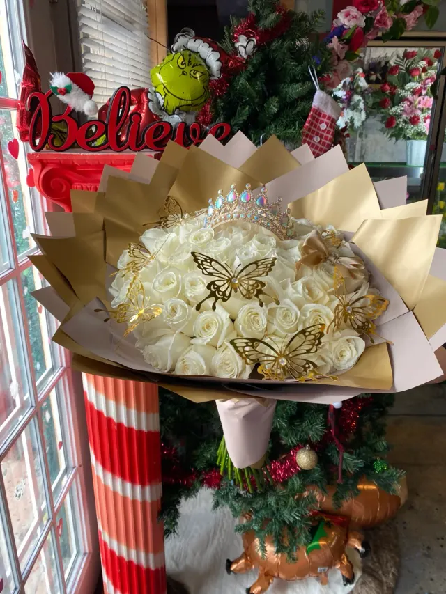50 Soft White Roses with Gold