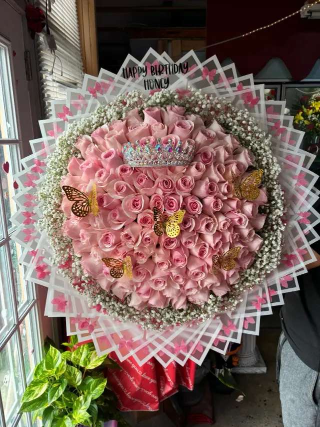 100 Pinks Deluxe with a Pink Baby's-Breath Rim