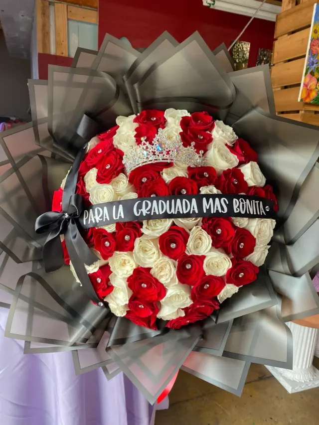 75 Roses Ramo Buchón Queen with a Ribbon